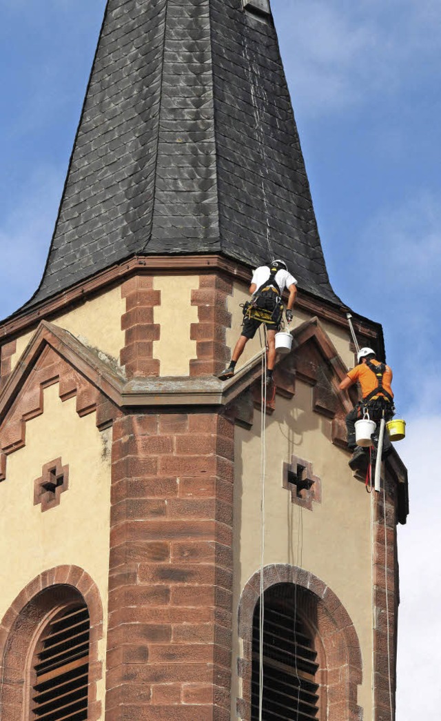 Von Seilen gehalten: die Arbeiter  am Hartheimer Kirchturm  | Foto: Faller