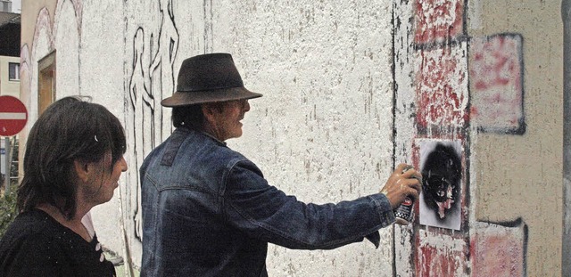 Am Samstag setzte das Grndungsteam vo... Gestaltung der fensterlosen Wand fort  | Foto: Karin Stckl-Steinebrunner