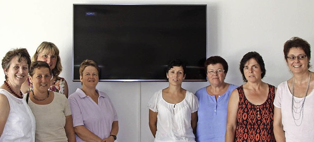 Gruppenbild mit Bildschirm:  Landfraue...lstation in Ehrenkirchen (von links).   | Foto: Theresia Lutz