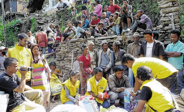 Die Not in Nepal ist nach wie vor gro...n immer noch viele Menschen im Freien.  | Foto: leiszinger
