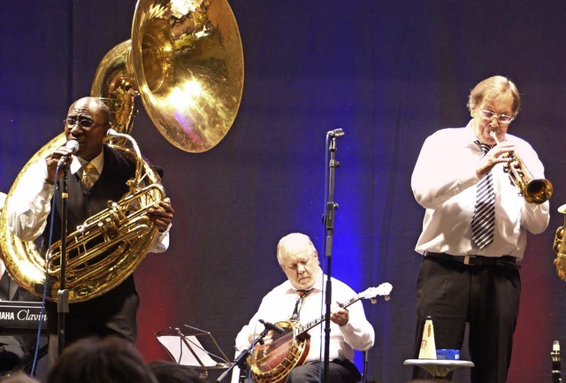 Der englische Trompeter Rod Mason (rec...am Sousaphone  und Udo Jgers am Banjo  | Foto: Marion Rank