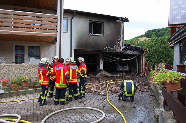 Gelscht: Feuerwehrmnner vor dem abge...ten Anbau eines Hauses in Glottertal.   | Foto: Christian Ringwald