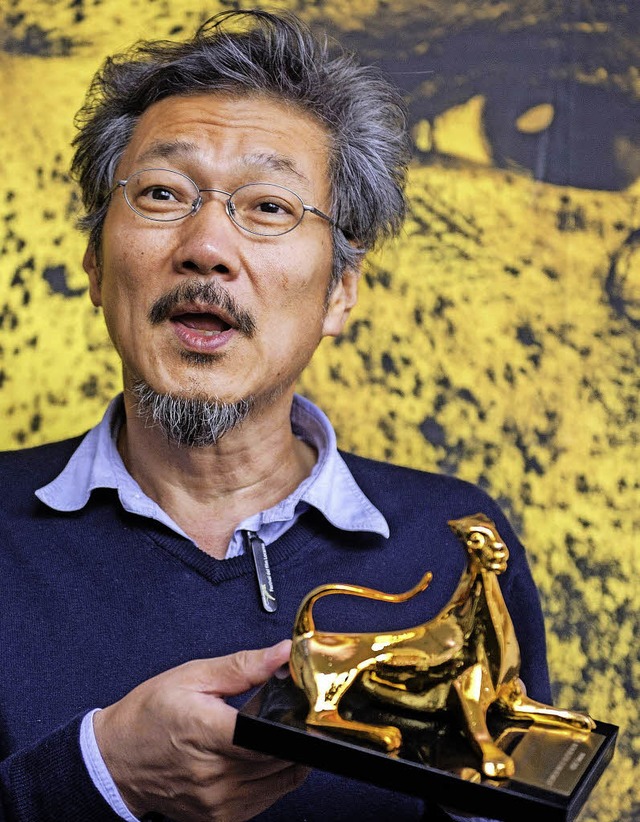 Regisseur Hong Sang-soo mit seinem Preis   | Foto: dpa