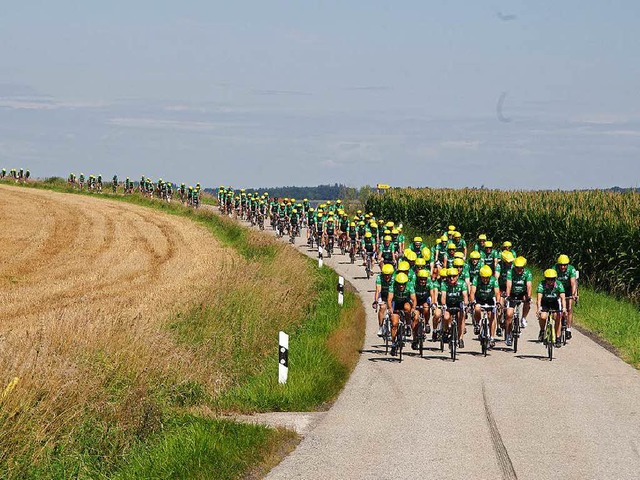 Allesamt im grnen Trikot: Die Radler ...;Tour der Hoffnung&#8220; in Bayern.    | Foto: Fotos: Wolfgang Bendlin / Katharina Meyer (2)