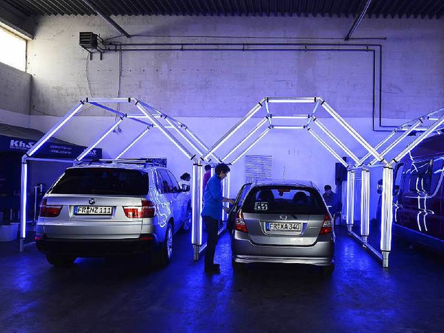 Hagelsammelstelle in Freiburg: Autos stehen in einem sogenannten Lichtkanal.   | Foto: Ingo Schneider