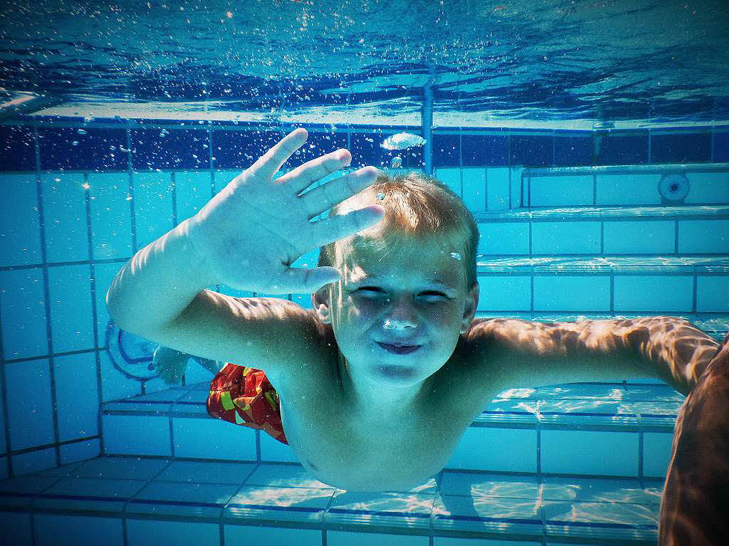 Remo (8 Jahre) fotografiert seinen Bruder Philipp (7 Jahre) beim Abtauchen im Rheinfelder Schwimmbad