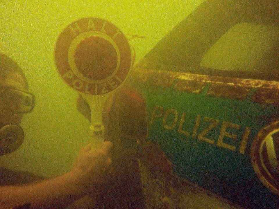 Der Schweizer Hobbytaucher Michael Tschannen mit seinem Fund   | Foto: Sascha F�chter