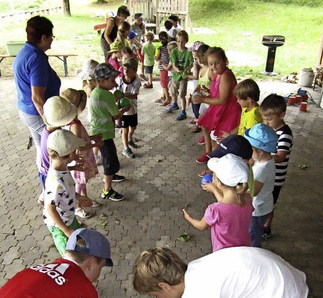 Ferienaktion des Nordweiler Frauenbund... die Kinder bei der Wasserbombenkette.  | Foto: Reiner Merz