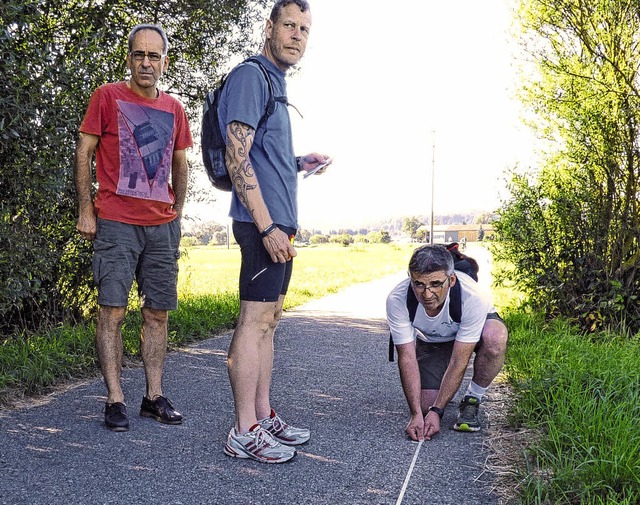 Frank Kliche, Andreas Haslach und Gero...essen die 600 Meter lange Gerade ein.   | Foto: Bombardi