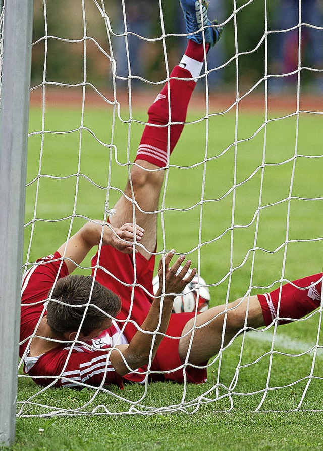 Ball im Tor &#8211; und auch der Spiel... Weise das  6:0 fr den FC Lffingen.   | Foto: Wolfgang Scheu