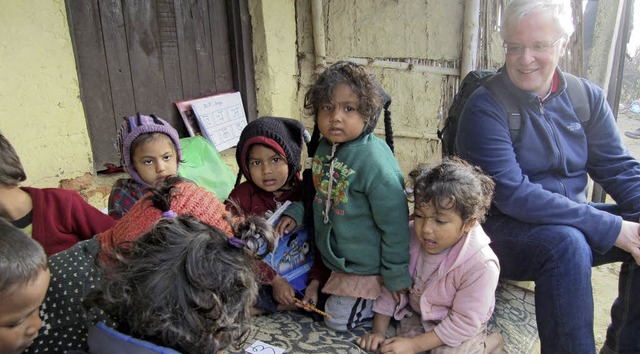 Klaus Deichmann aus Herbolzheim beim Besuch einer Schattenschule in Nepal.  | Foto: Privat