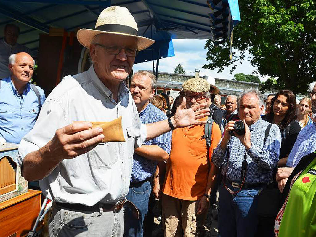 Winfried Kretschmann und seine Frau Gerlinde wanderten mit interessierten Brgern auf dem Vierburgenweg nach Emmendingen.