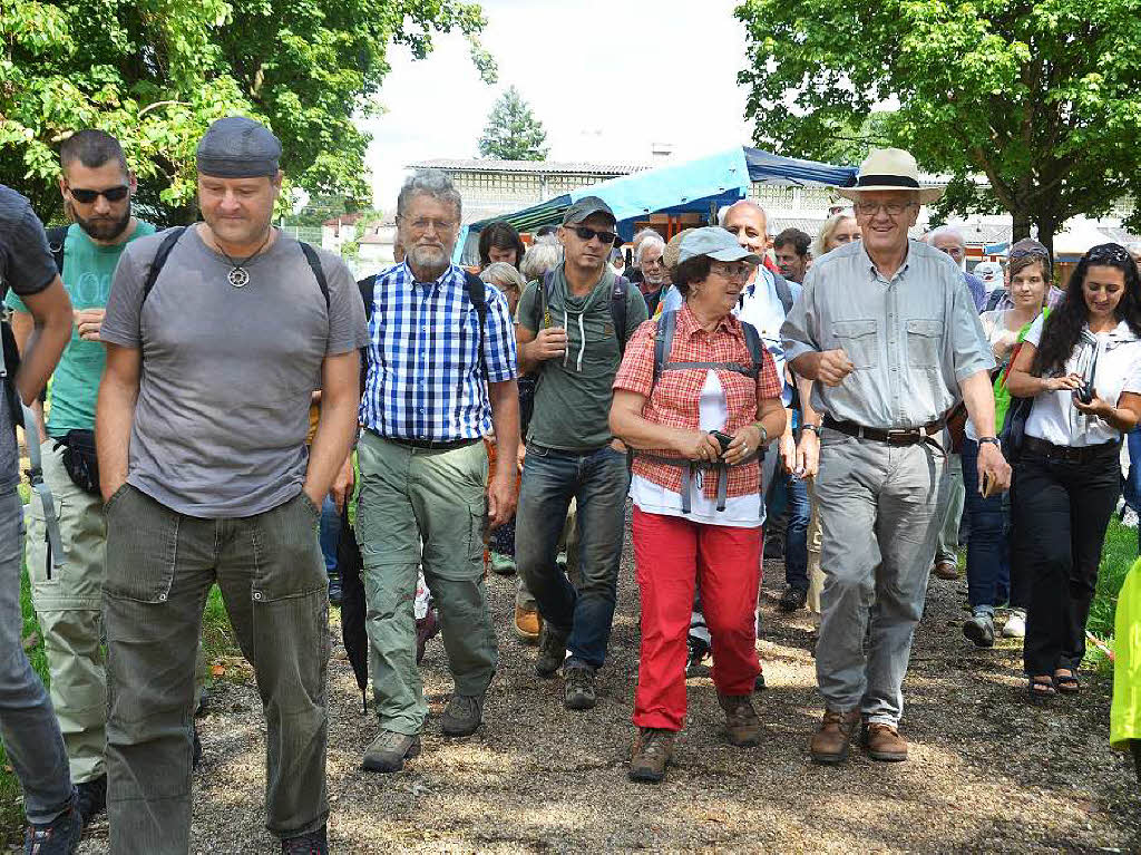 Winfried Kretschmann und seine Frau Gerlinde wanderten mit interessierten Brgern auf dem Vierburgenweg nach Emmendingen.