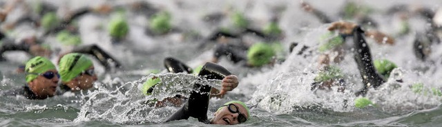 Massenstart im Wasser: Fr Triathleten...ndrfer ist das eine vertraute Sache.   | Foto: Symbolfoto: dpa