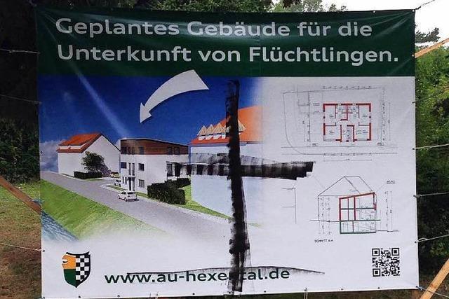 Plakat für Flüchtlingsunterkunft mit Kreuz beschmiert