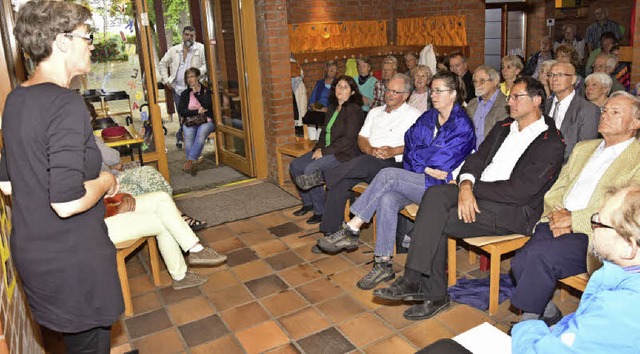 Statt im Freien fand der Gottesdienst ...ehende Kirchenschlieung  beantworten.  | Foto: Dieter Erggelet