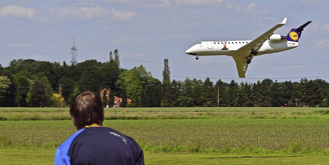 Anflug bei den Flugtagen im Osnabrcke...t seinem Flugzeugmodell fr Aufsehen.   | Foto: jonas Hirt/martin nobbe