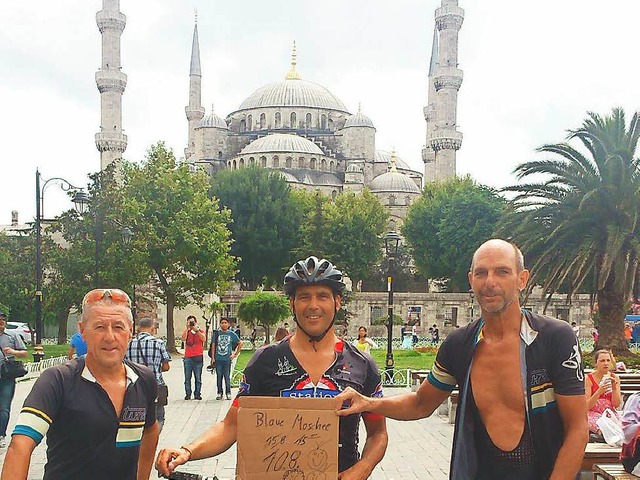 Geschafft! Martin Steinebrunner, Kleme...tern im Sattel in Istanbul angekommen.  | Foto: zvg