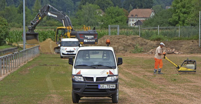 In Arbeit ist seit gestern der Hartplatz im Europastadion.  | Foto: Ingrid Bhm-Jacob