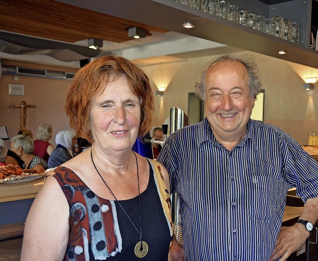 Caf together: Gabi Reinhardt und Flor...chtlinge und ehrenamtliche Begleiter.   | Foto: Nikolaus Trenz