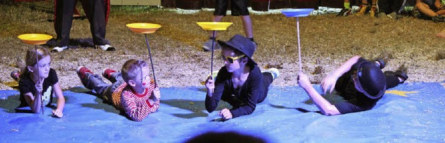 Ganz cool: Die jonglierende &#8222;Blu...ellung der Kinder im Zirkus Lamberti.   | Foto: Anja Bertsch