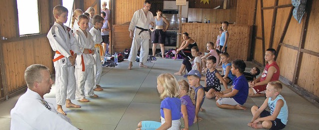 Etliche junge Judoka, flankiert von de...spakinder als Partner zur Verfgung.   | Foto: Herbert Frey