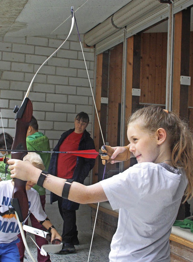 Ziel im Blick: Im Ferienprogramm konnten Kinder das Bogenschieen ausprobieren.   | Foto: Jrn Kerckhoff