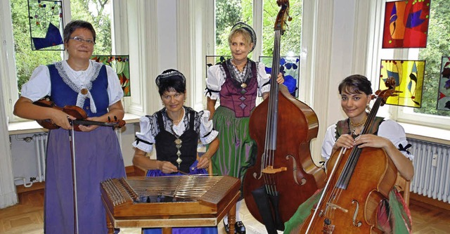 Appezeller Frauestriichmusig: Ruth Fan...Hasler (Bass) und Katrin Neff (Cello)   | Foto: Gottstein