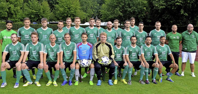 Die Spieler des FC Kollnau mit Trainer...d Vorsitzendem Thomas Priller (rechts)  | Foto: N. Bayer