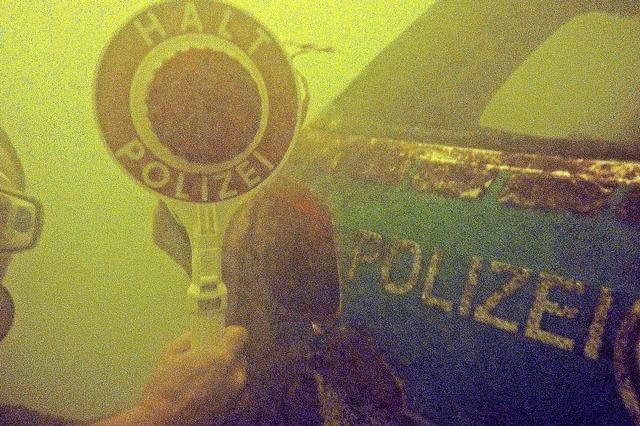 Hobbytaucher findet Polizeiauto