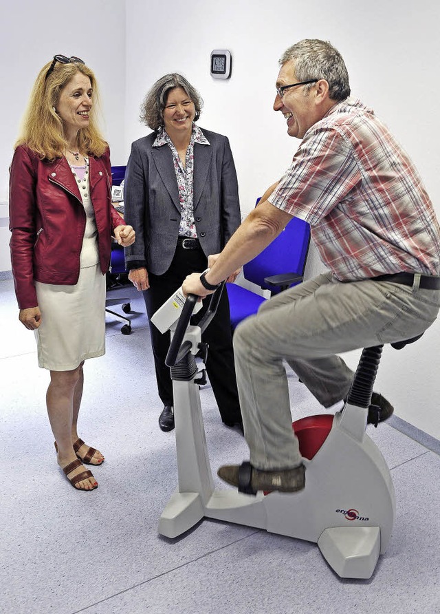 Gerhard Bartl auf dem Ergometer; mit S..., Dekanin der Medizinischen Fakultt.   | Foto: Kunz