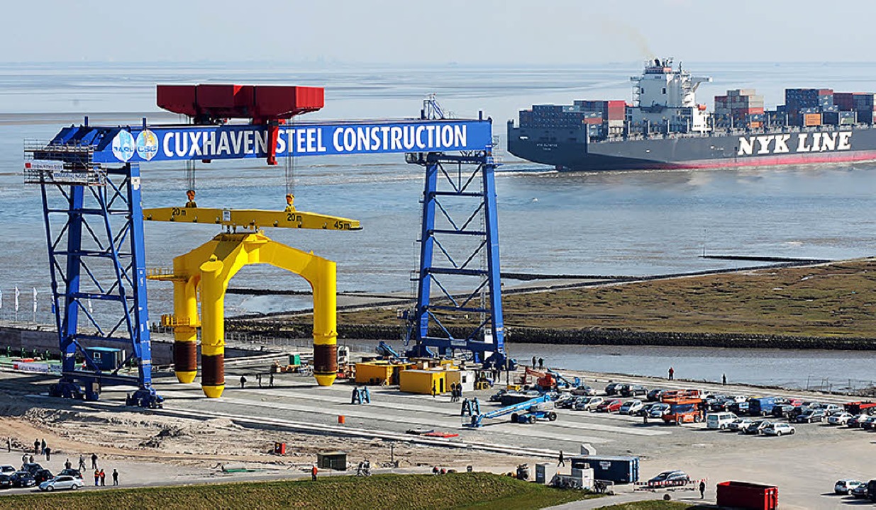 Die Offshore-Basis in Cuxhaven soll nu...e Konkurrenz in Bremerhaven bekommen.   | Foto: dpa
