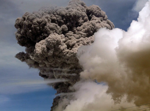 Der brennende Berg: Nach 75 Jahren Sch...er Cotopaxi  in Ecuador wieder Asche.   | Foto: afp