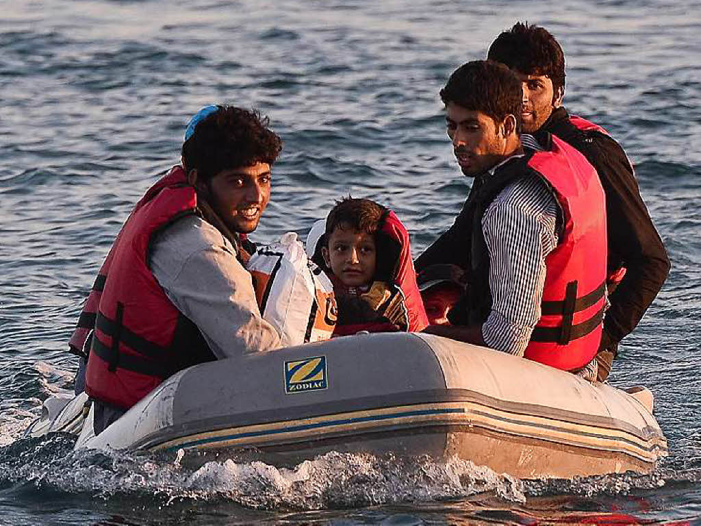 Es fehlt an Wasser, Nahrung und Unterknften, doch immer mehr Flchtlinge kommen auf die Insel.