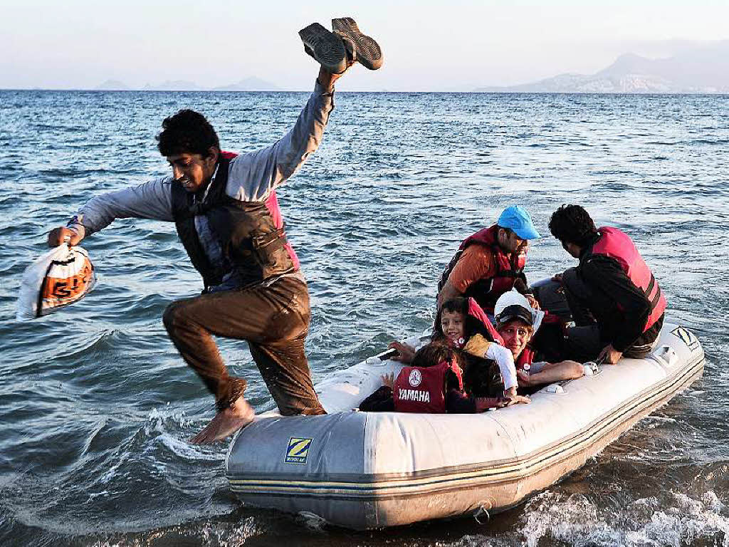 Es fehlt an Wasser, Nahrung und Unterknften, doch immer mehr Flchtlinge kommen auf die Insel.