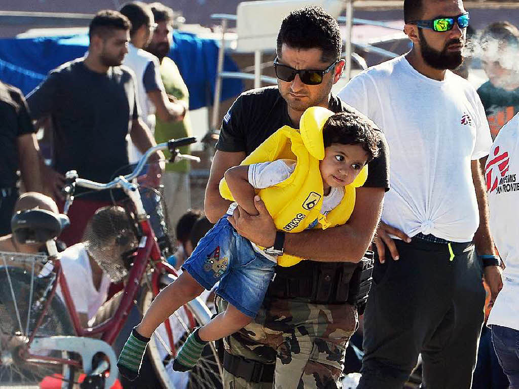 Es fehlt an Wasser, Nahrung und Unterknften, doch immer mehr Flchtlinge kommen auf die Insel.