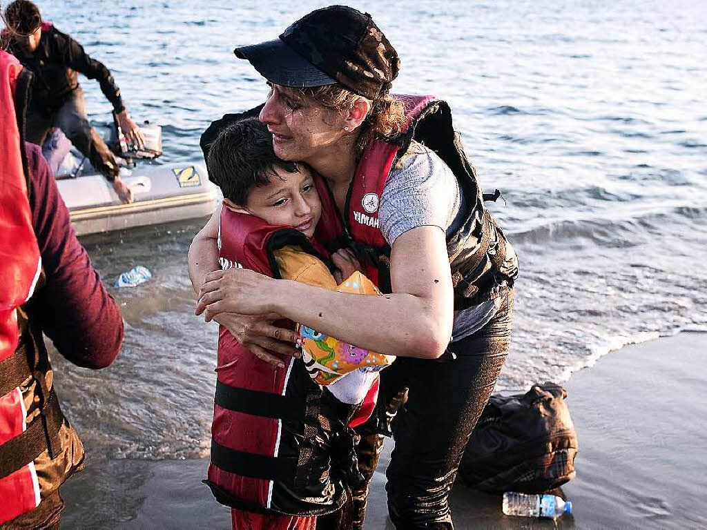 Es fehlt an Wasser, Nahrung und Unterknften, doch immer mehr Flchtlinge kommen auf die Insel.