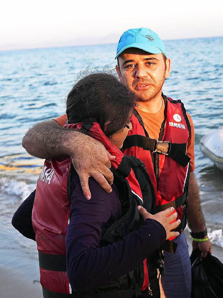 Es fehlt an Wasser, Nahrung und Unterknften, doch immer mehr Flchtlinge kommen auf die Insel.