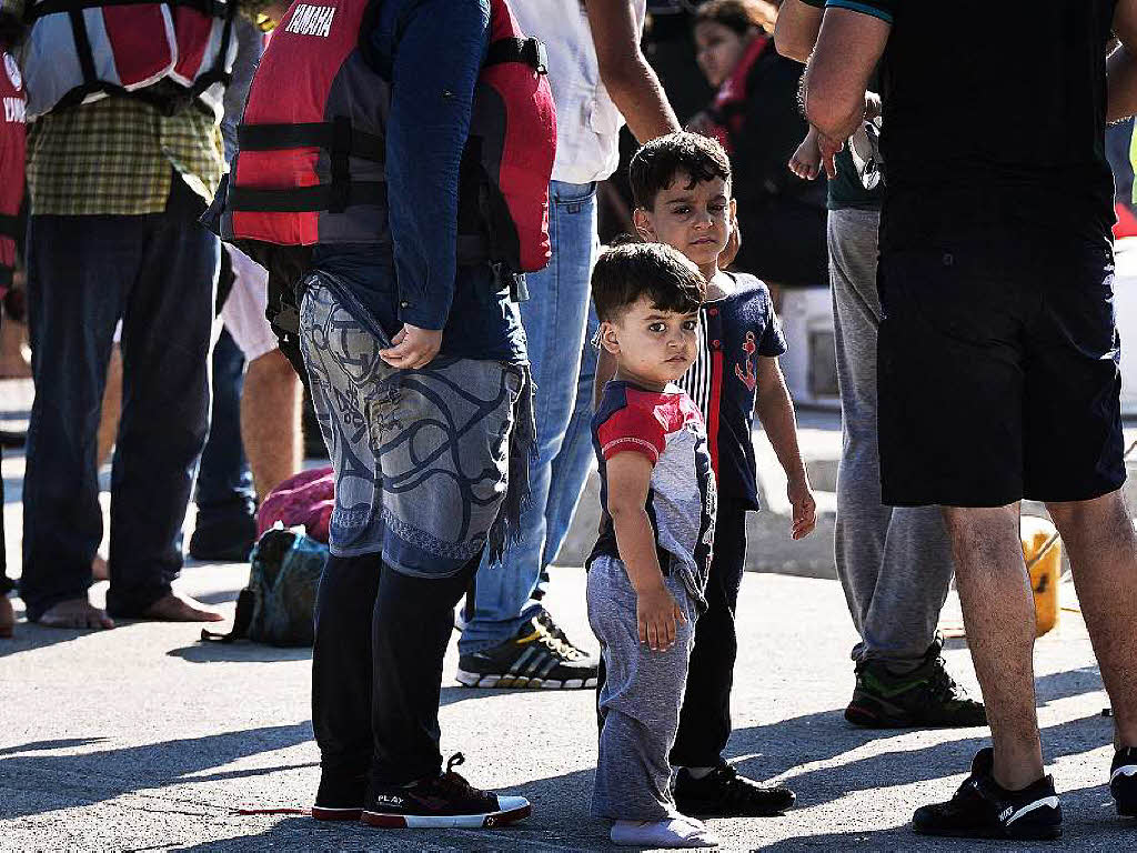 Es fehlt an Wasser, Nahrung und Unterknften, doch immer mehr Flchtlinge kommen auf die Insel.