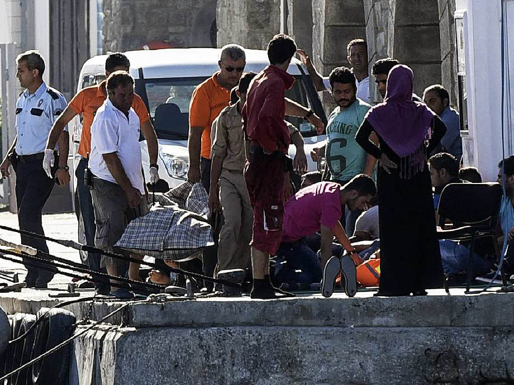 Es fehlt an Wasser, Nahrung und Unterknften, doch immer mehr Flchtlinge kommen auf die Insel.