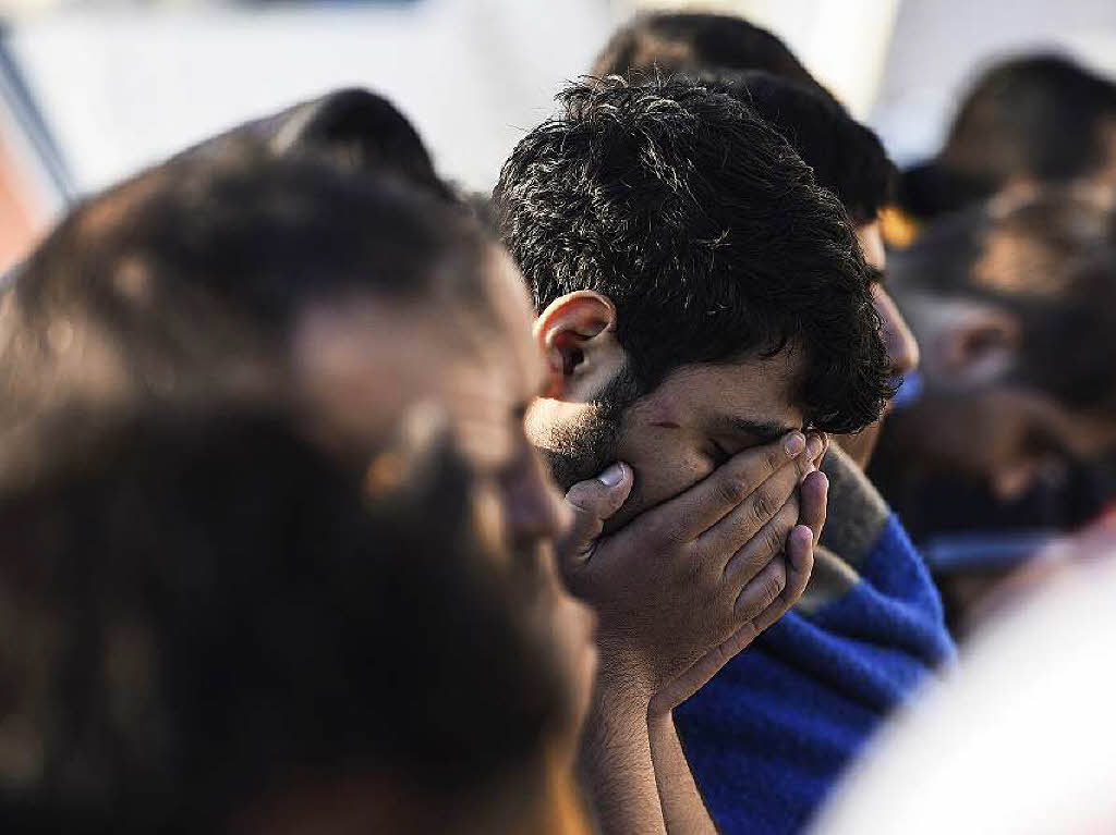 Es fehlt an Wasser, Nahrung und Unterknften, doch immer mehr Flchtlinge kommen auf die Insel.