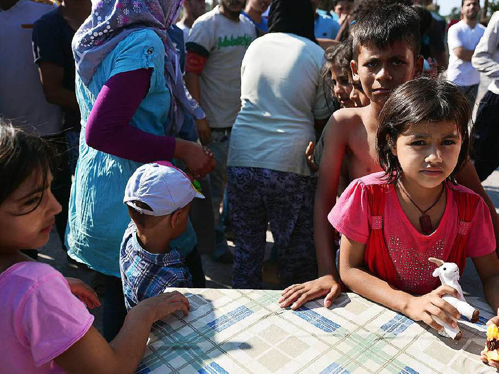 Es fehlt an Wasser, Nahrung und Unterknften, doch immer mehr Flchtlinge kommen auf die Insel.