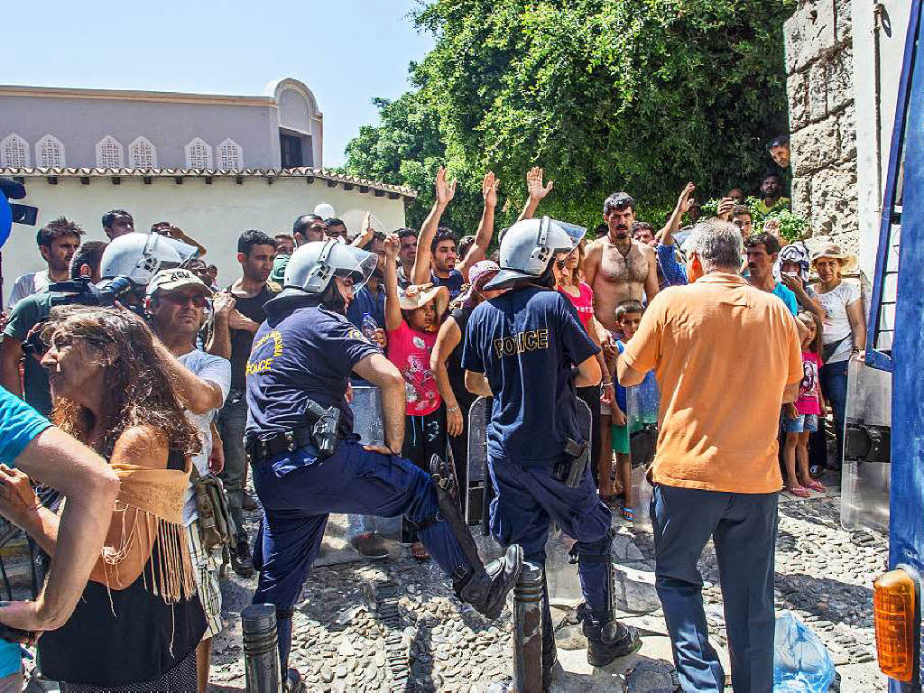 Es fehlt an Wasser, Nahrung und Unterknften, doch immer mehr Flchtlinge kommen auf die Insel.