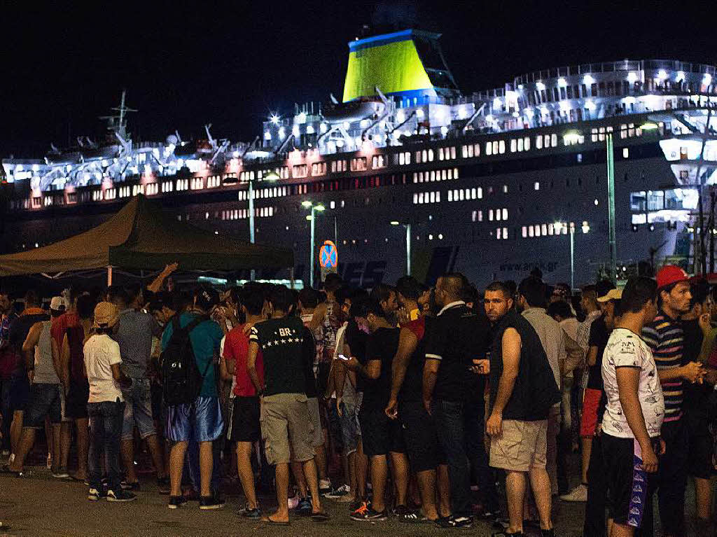 Es fehlt an Wasser, Nahrung und Unterknften, doch immer mehr Flchtlinge kommen auf die Insel.