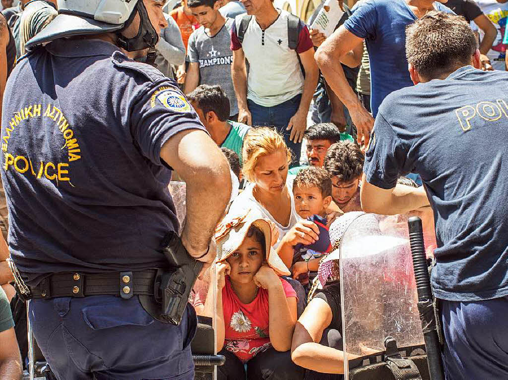 Es fehlt an Wasser, Nahrung und Unterknften, doch immer mehr Flchtlinge kommen auf die Insel.