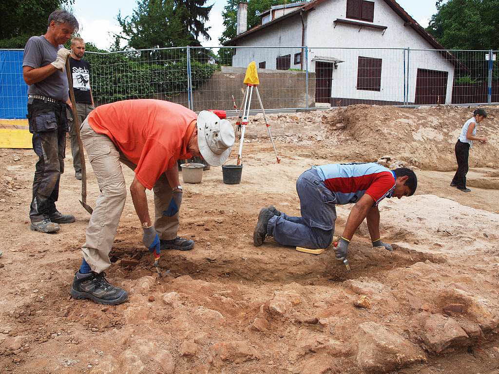 Ausgrabungen St. Alexius: Profis und Ehrenamtliche beim Graben