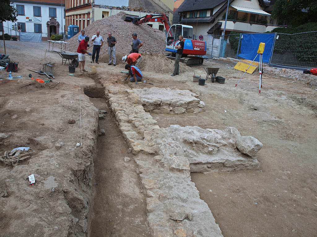 Ausgrabungen St. Alexius: dicke Mauern der Kirchburg kommen zum Vorschein