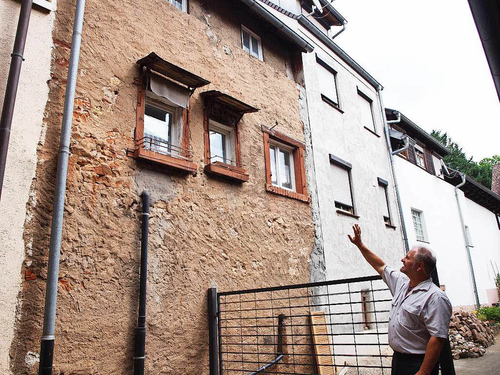 Ausgrabungen St. Alexius: Denkmalpfleger Bertram Jenisch zeigt an der Rckwand der Huserzeile im Sden, wie hoch die hier eingebaute Mauer der Kirchburg war