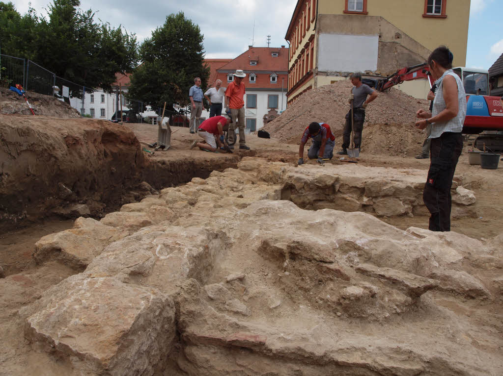Ausgrabungen St. Alexius: Dicke Mauern der Kirchburg kommen zum Vorschein
