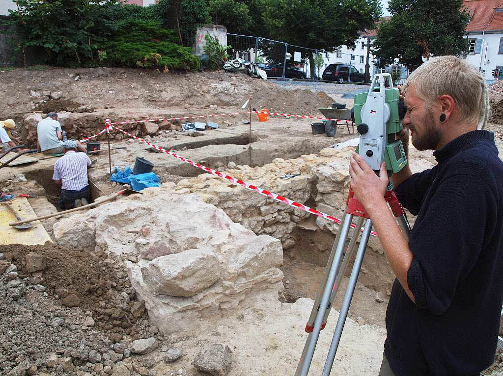 Ausgrabungen St. Alexius: Grabungstechniker Wilhelm Weiher am Tachymeter